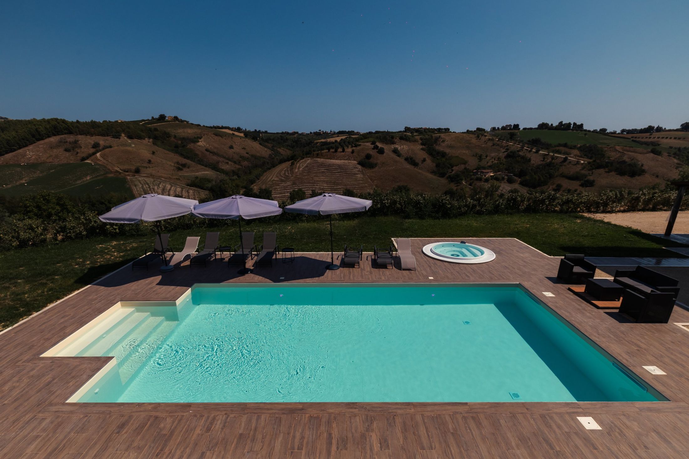 Piscina di Villa Aura affacciata sulle colline di Offida