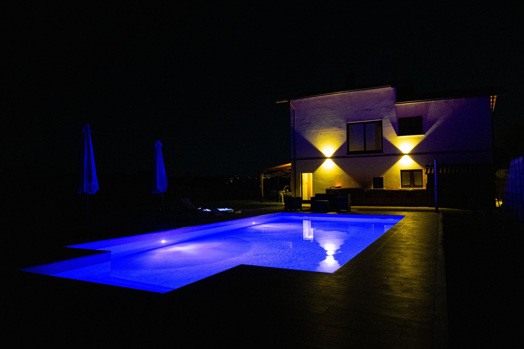 La villa e la piscina illuminate di notte