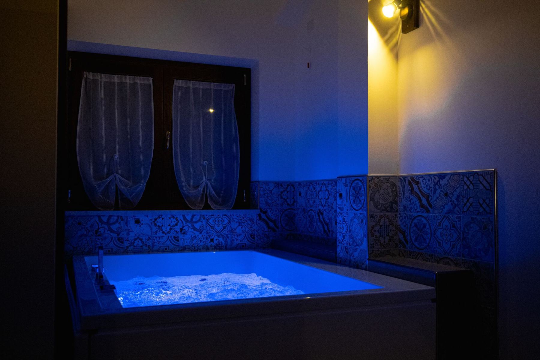 Jacuzzi in camera illuminata di blu