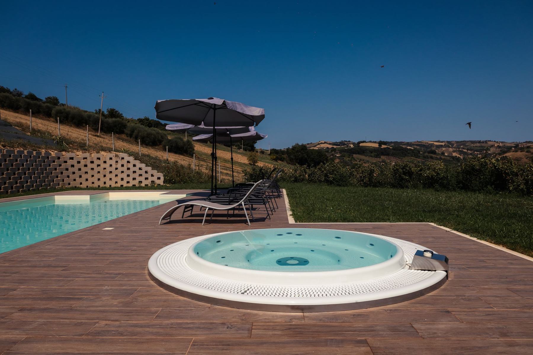 Jacuzzi esterna sul deck accanto alla piscina